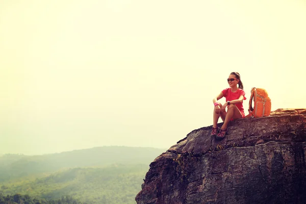 Турист сидит на вершине горы — стоковое фото