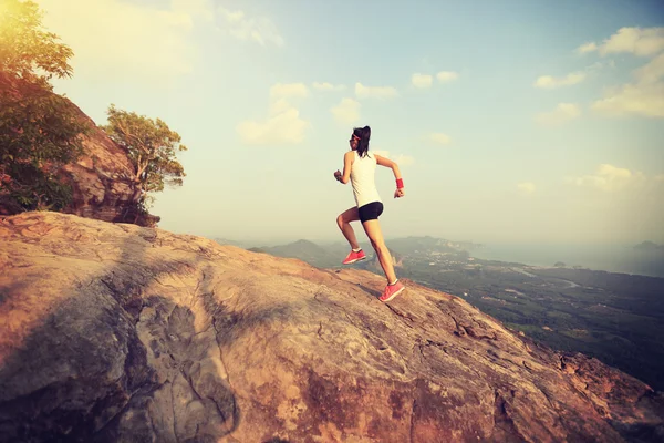 Joven asiático mujer corriendo — Foto de Stock