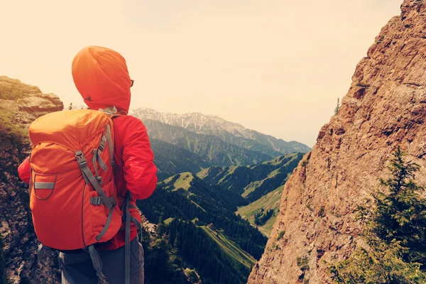 Senderismo mochilero en el acantilado pico de montaña — Foto de Stock