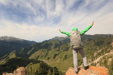 kadın backpacker dağ tepe üzerinde