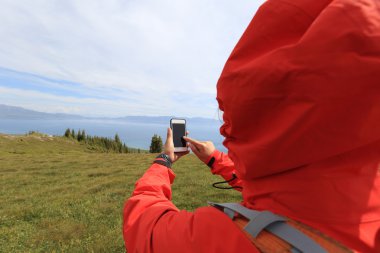 uzun yürüyüşe çıkan kimse alarak fotoğraf ile akıllı telefon