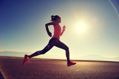 Koşan fitness kadını 
