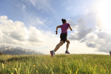 tepe üzerinde çalışan iz runner 