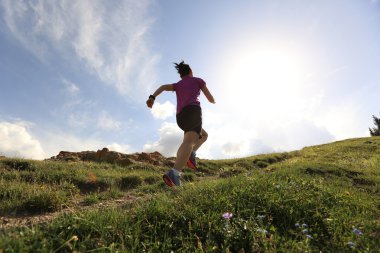 tepe üzerinde çalışan iz runner 