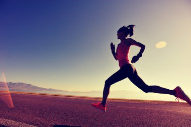 Koşan fitness kadını 