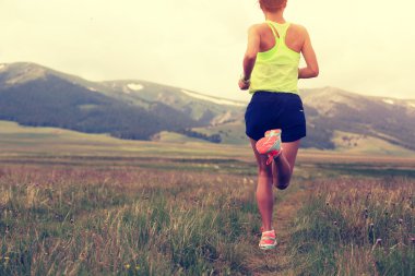 tepe üzerinde çalışan iz runner 