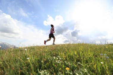 tepe üzerinde çalışan iz runner 