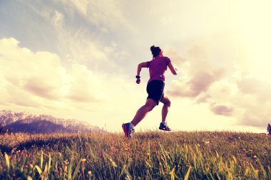 tepe üzerinde çalışan iz runner 