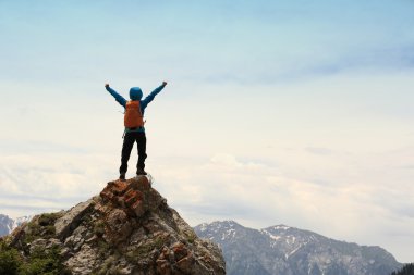 kadın backpacker dağ tepe üzerinde