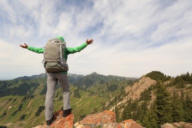 kadın backpacker dağ tepe üzerinde