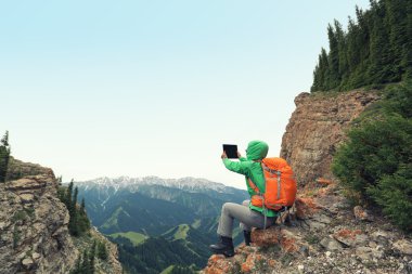 kadın backpacker dijital tablet kullanma