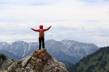 kadın backpacker dağ tepe üzerinde