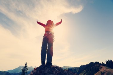 kadın backpacker dağ tepe üzerinde