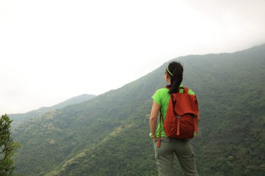 Genç kadın backpacker Hiking