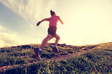 tepe üzerinde çalışan iz runner 