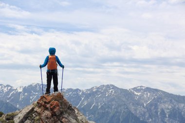 kadın backpacker dağ tepe cliff üzerinde 