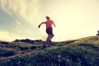 tepe üzerinde çalışan iz runner 