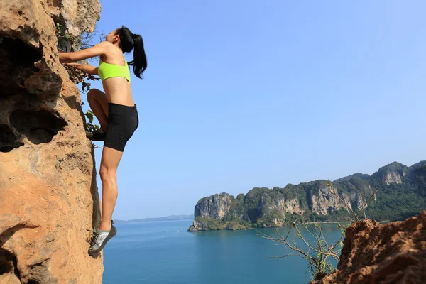 Woman climbing at seaside — Stock Photo, Image