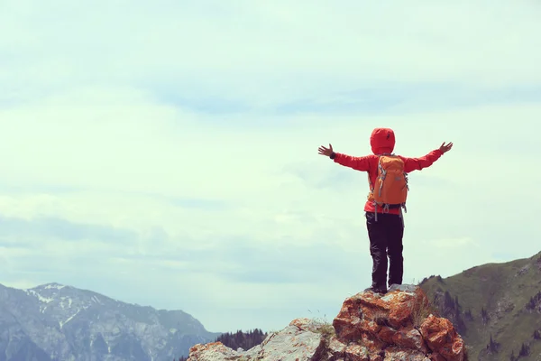 Woman backpacker on mountain peak — Stock Photo, Image