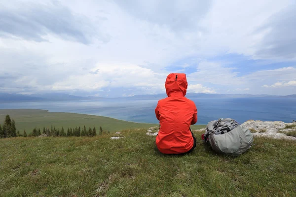 Турист сидит на вершине горы — стоковое фото