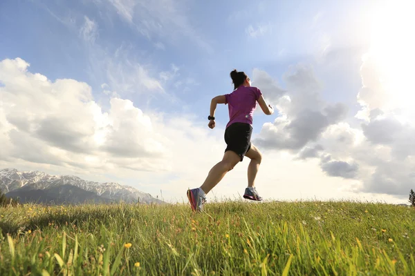 Trail runner che corre in vetta — Foto Stock