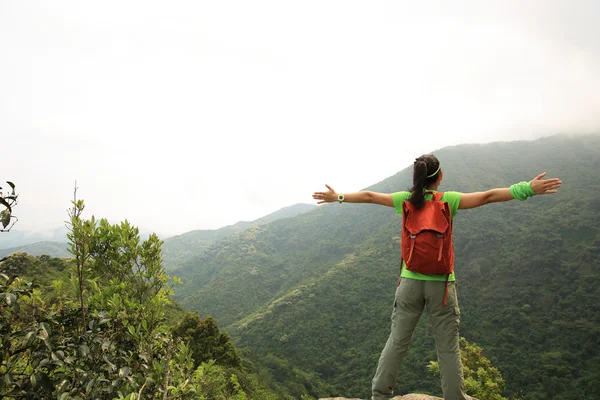 Young woman hiker open arms — Stock Photo, Image