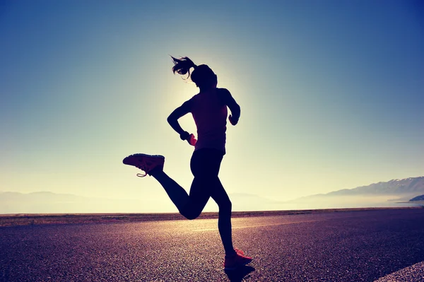 Fitness-Frau läuft — Stockfoto