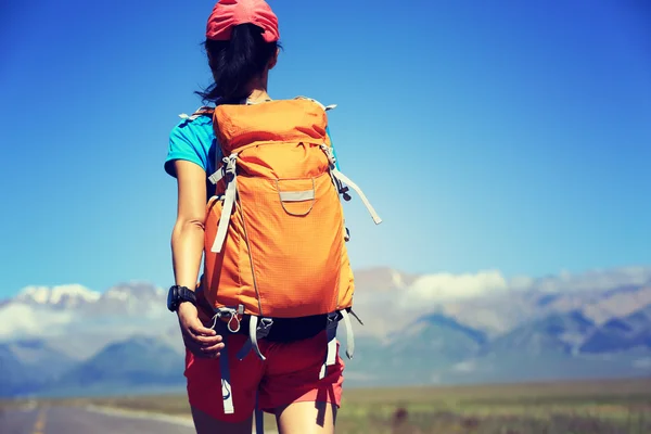 女人在美丽路徒步旅行 — 图库照片