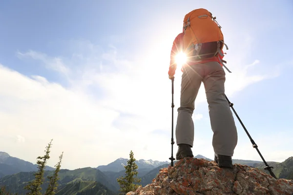 Backpacker njuta av utsikten på bergstopp — Stockfoto
