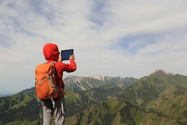 Backpacker kobieta za pomocą cyfrowego tabletu — Zdjęcie stockowe