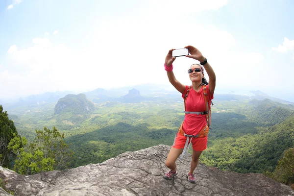 Mulher usando smartphone tirar auto foto — Fotografia de Stock