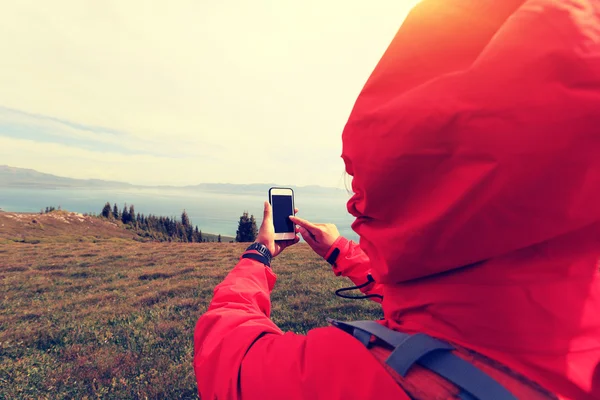 Excursionista tomando fotos con teléfono inteligente —  Fotos de Stock