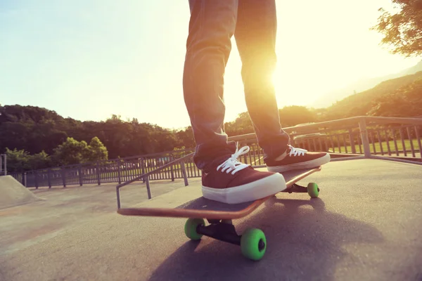 Skateboarder's legs skateboarding — Stock Photo, Image