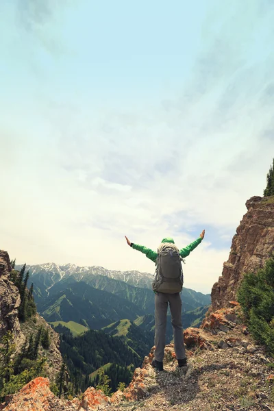 Mujer mochilero en pico de montaña —  Fotos de Stock