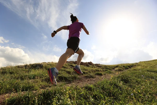 Trail runner körs på topp — Stockfoto