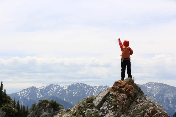 Backpacker γυναίκα στην κορυφή του βουνού — Φωτογραφία Αρχείου