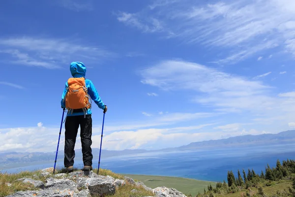 Kvinna backpacker på mountain peak klippa — Stockfoto