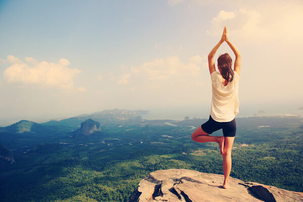 женщина практикует йогу