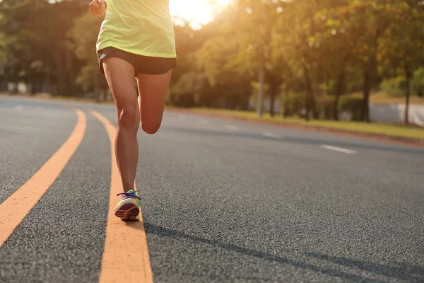 Fitness žena běží — Stock fotografie