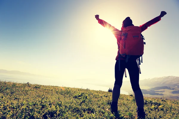 Γυναίκα backpacker στο βουνό — Φωτογραφία Αρχείου