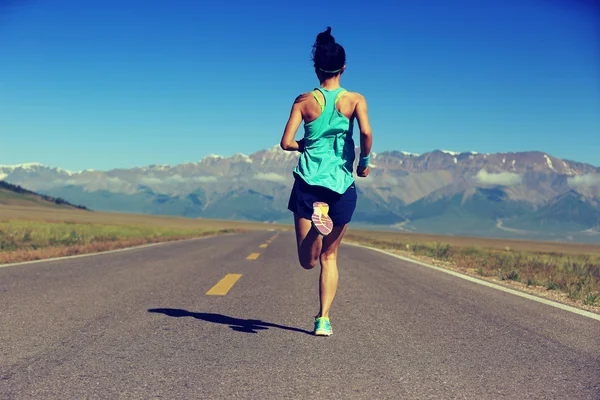 Fitness vrouw op de vlucht — Stockfoto