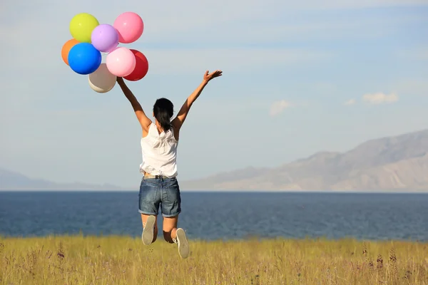 色の風船を持つ女性 — ストック写真