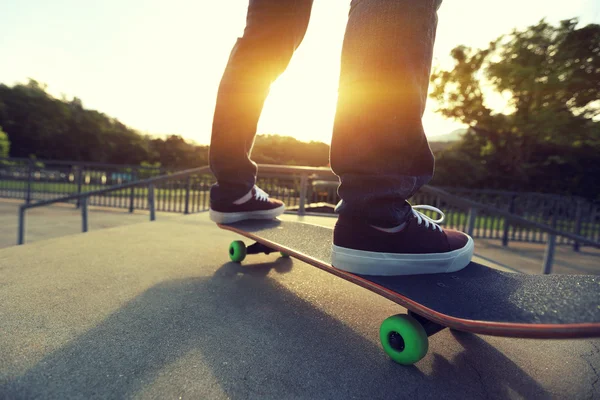 Skateboarder de benen skateboarden — Stockfoto