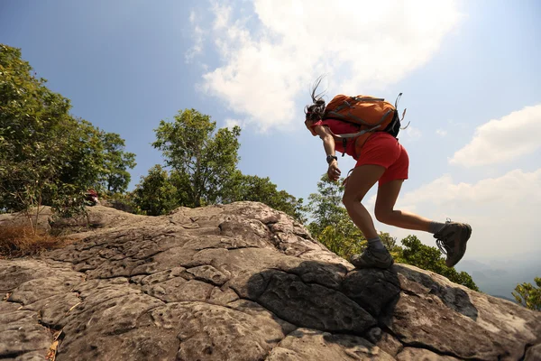 Asiatisk kvinna hiker klättring — Stockfoto