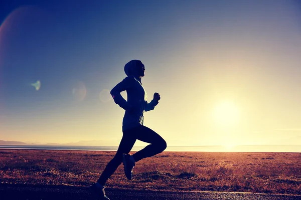 Fitness-Frau läuft — Stockfoto