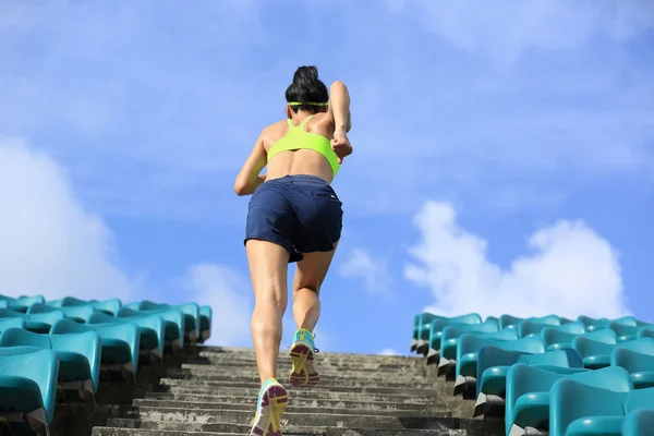 Γυναίκα που τρέχει στα σκαλοπάτια — Φωτογραφία Αρχείου