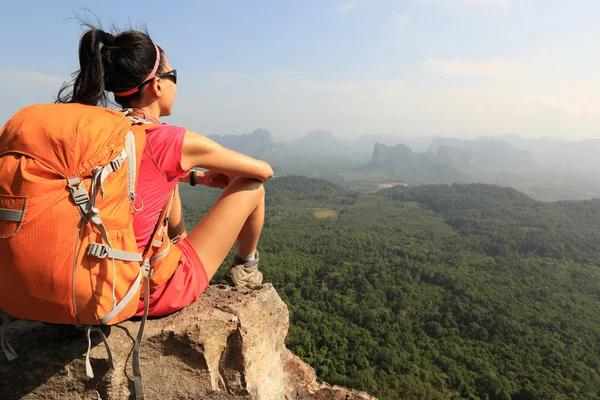 Žena si vychutnat výhled na vrchol hory — Stock fotografie