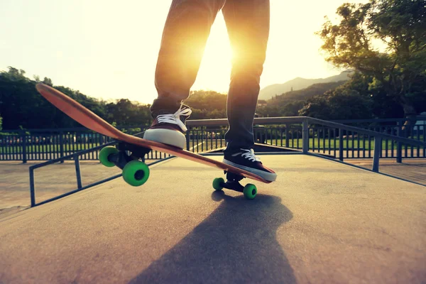 Skateboarder 's legs skateboarding — стоковое фото