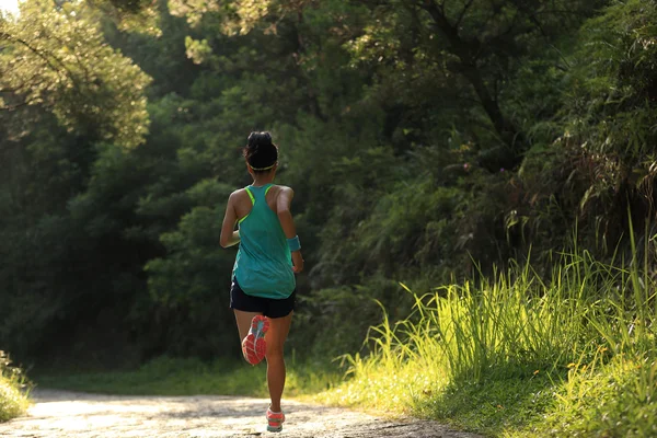 Atleta correndo em trilha florestal — Fotografia de Stock