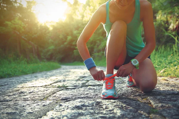 Mujer trail runner atando cordones — Foto de Stock